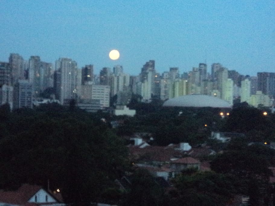 vista da janela com lua sobre Ginásio do Ibirapuera