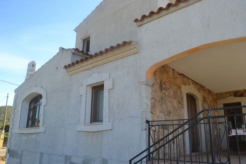 ingresso casa ove si trova veranda con tavolo e sedie