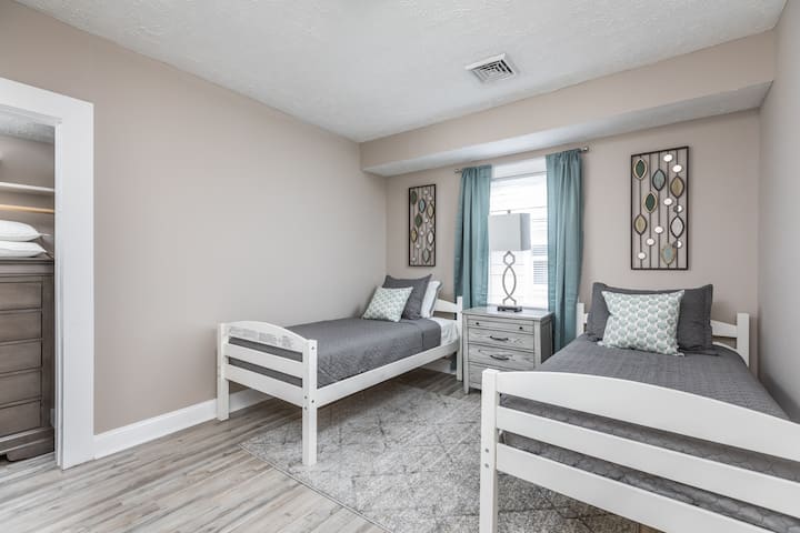 Treća spavaća soba:  dva odvojena kreveta s ormarom za odlaganje.  Treći krevet za jednu osobu je sklopivi dvostruki krevetić u ormaru. Pack n Play dostupan je. Posteljina je uključena. 