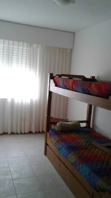 Dormitorio con cucheta