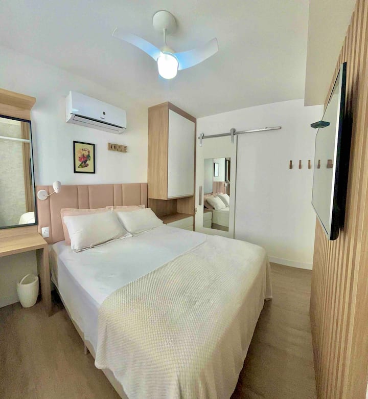 Suitë e rehatshme me tavolinë veshjeje ose zyrë me kabllo rrjeti për internet me shpejtësi të lartë për të punuar ose thjesht për t 'u argëtuar. Ka edhe ajër të kondicionuar të nxehtë dhe të ftohtë.