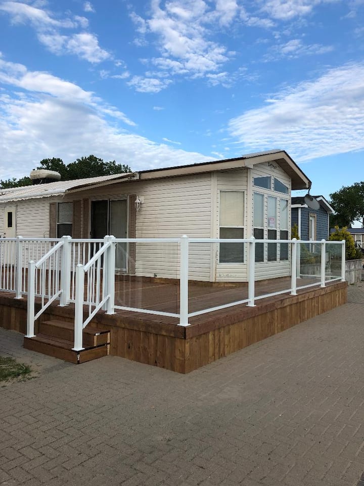 Beautiful Lakefront Cottage For Rent - Crystal Beach