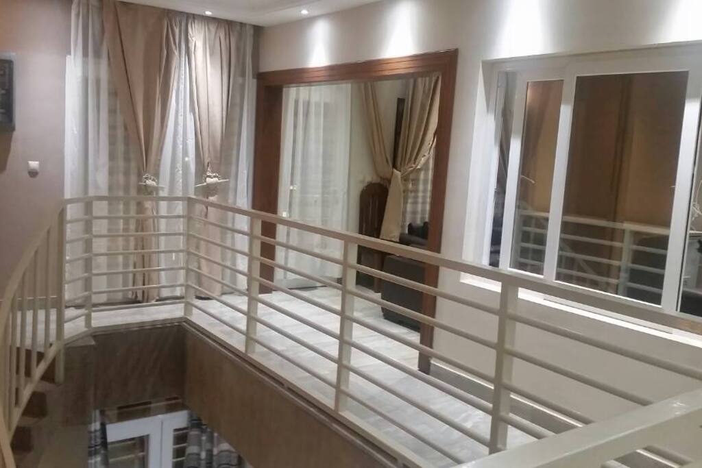 couloir en etage vers les chambres et salon VIP 2