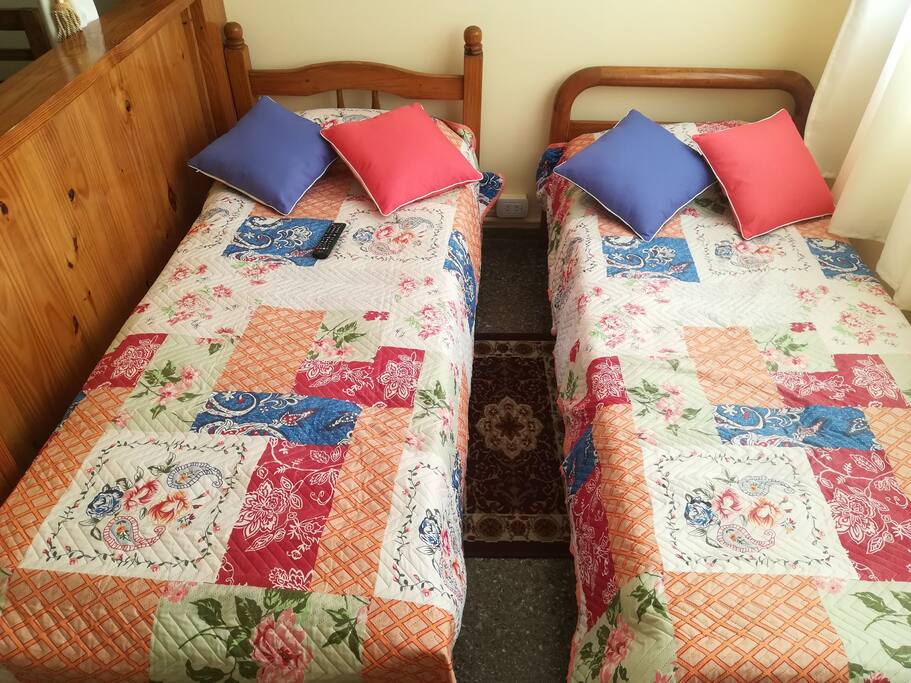 Habitación con 2 camas individuales.