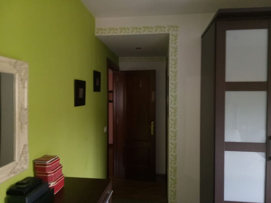 habitación principal con baño y armarios
