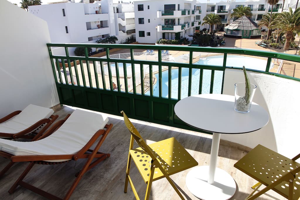 Balcón con vistas a la piscina