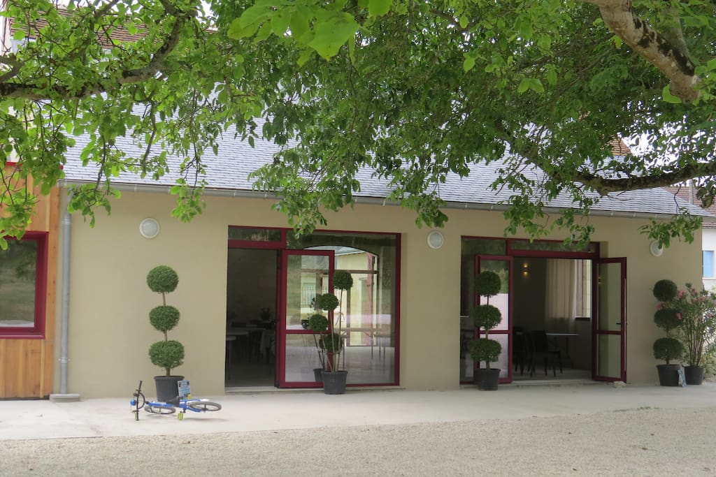 Entrée salle côté parc.