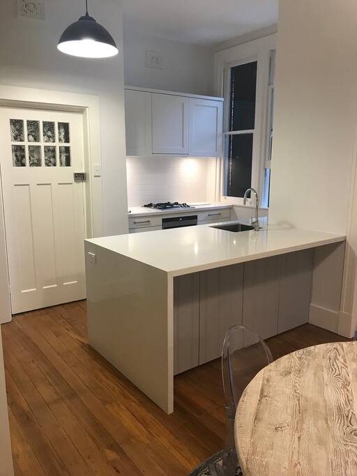 Kitchen & Breakfast Bar