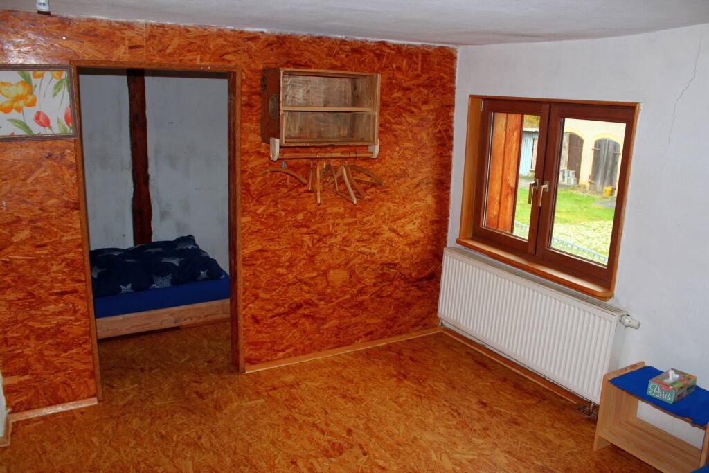 Hinterer Teil des doppelten Zimmers mit kleinem Bett (90x200) und Kleiderstange