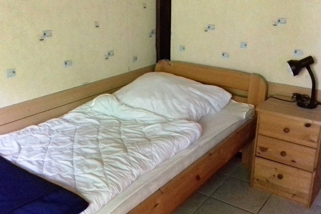 Kinderzimmer ein Bett. Hier gibt es aber zwei solche Betten,Schrank,Kommode und zwei Nachtschränkchen