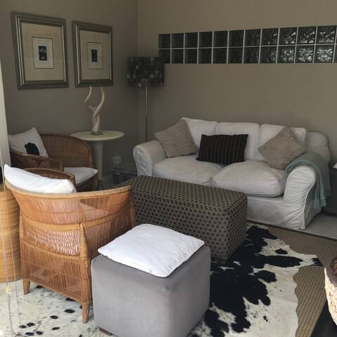 Sunny 2 Bed Compact Apartment with great sea views gallery image 4