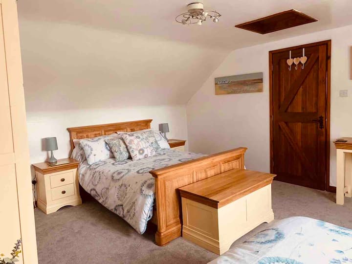 Საძინებელი 1 ერთი ორადგილიანი საწოლი და 1 ერთადგილიანი საწოლი