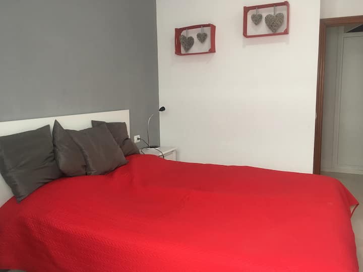 Makuuhuone parivuoteella 135 x 200