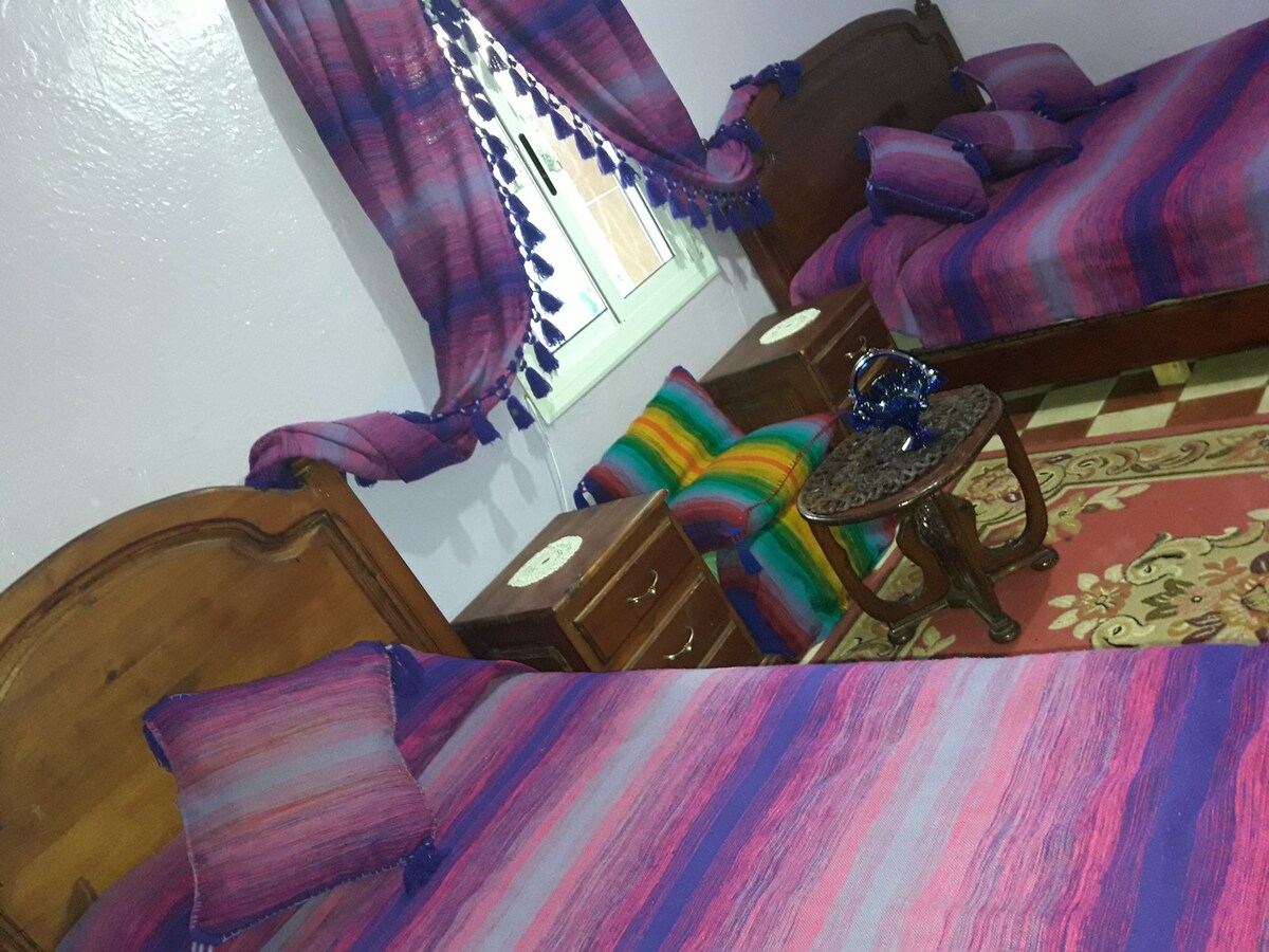 samostatná izba, jedna posteľ pre dvoch a druhá posteľ pre jednu