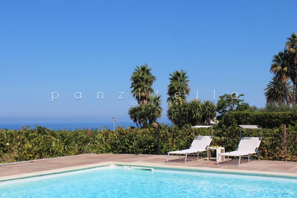 Piscina con vista mare