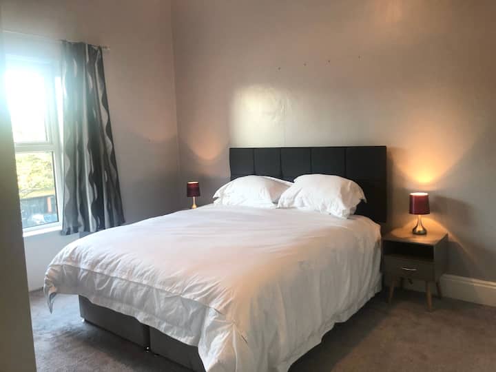 Spavaća soba s ormarom s gumicom i bračnim krevetom (širine 180 - 200 cm) 