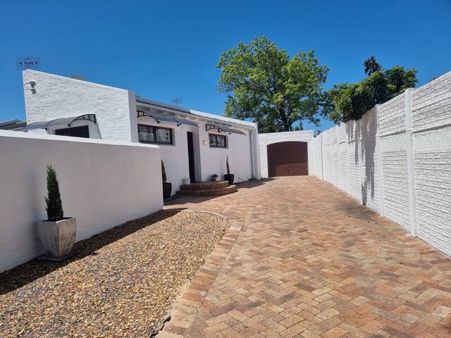 Peaceful, Cheerful, Family Friendly 3Bedroom house gallery image 2