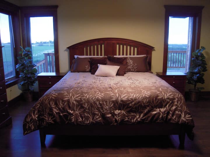Bedroom 1 - Main Floor, King-size bed