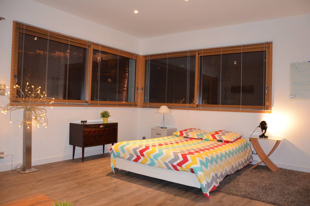 Coin chambre avec un lit 140 x 200. Pièce lumineuse donnant sur l'extérieur