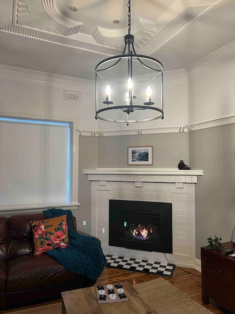 Successful Airbnb property: Old world charm home with modern conveniences in Wagga Wagga City Council