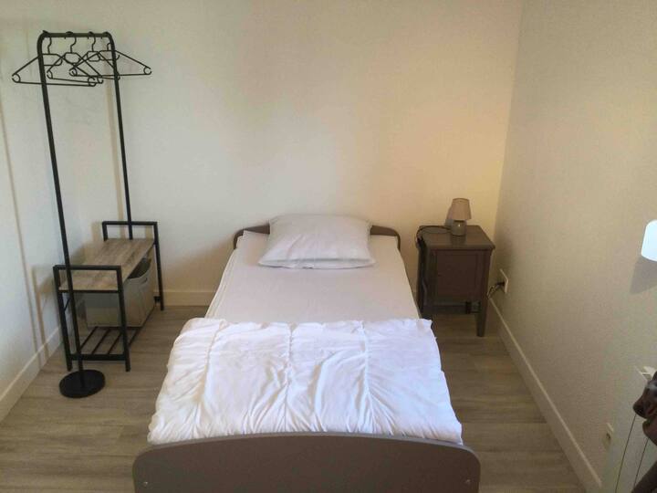 2 - ра спалня с 1 - во единично легло 