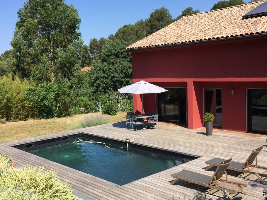 Une terrasse de 100m2 avec piscine sans vis-à-vis. Alarme installée.