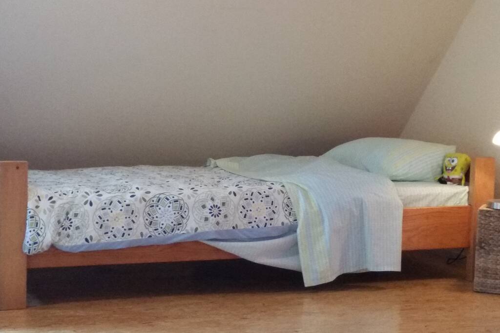 Hier steht ein zweites Bett im Kaminzimmer.