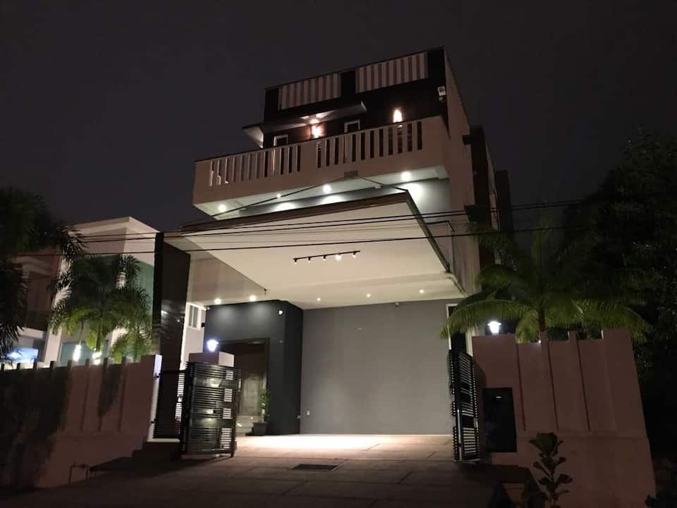 3-Storey USJ Bungalow