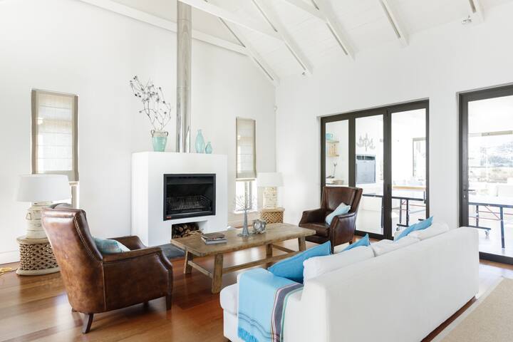 Lakeside Villa with Private Pool & Stunning Views gallery image 4