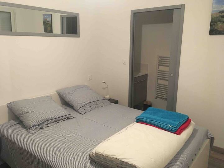 Главен апартман на горниот кат со сопствена бања.