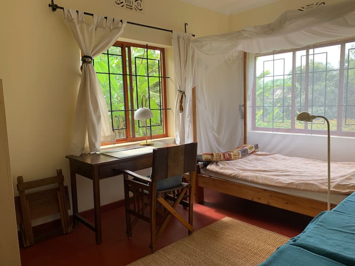 带小号双人床的办公室