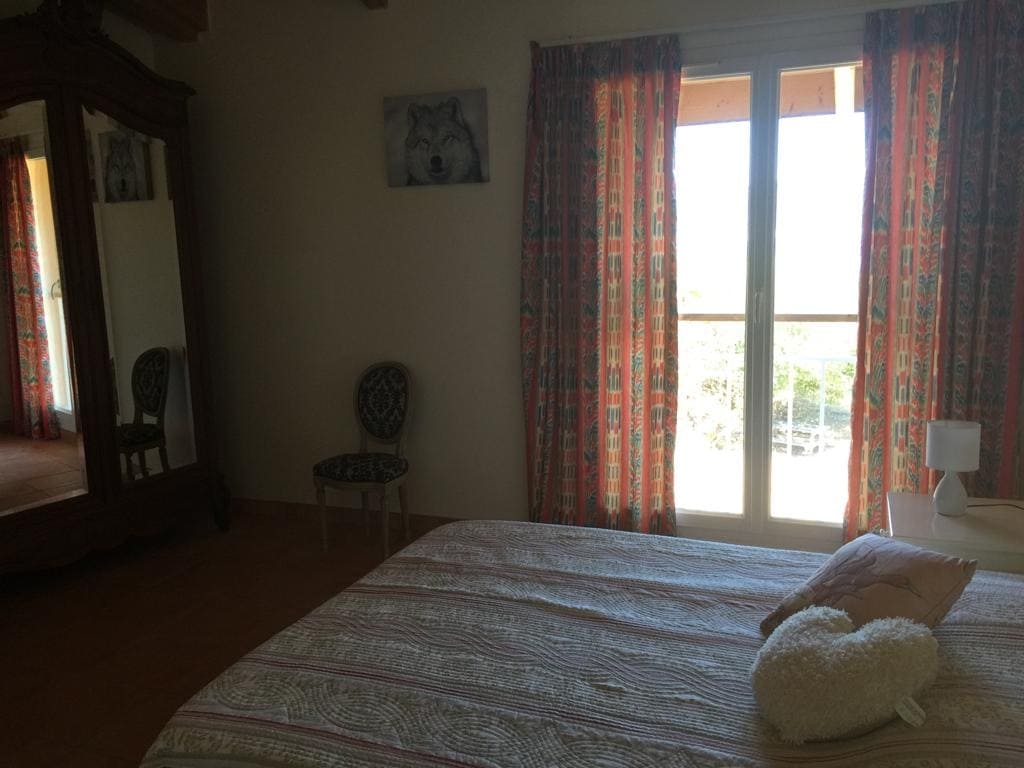 חדר שינה עם נוף לים