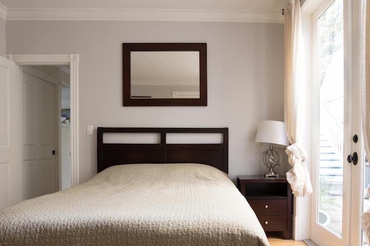 小卧室有queen size床。