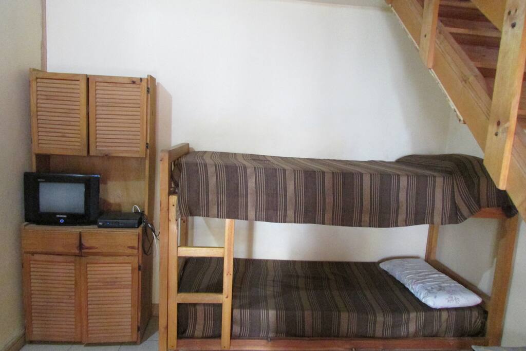 Cama para dos personas en espacio compartido