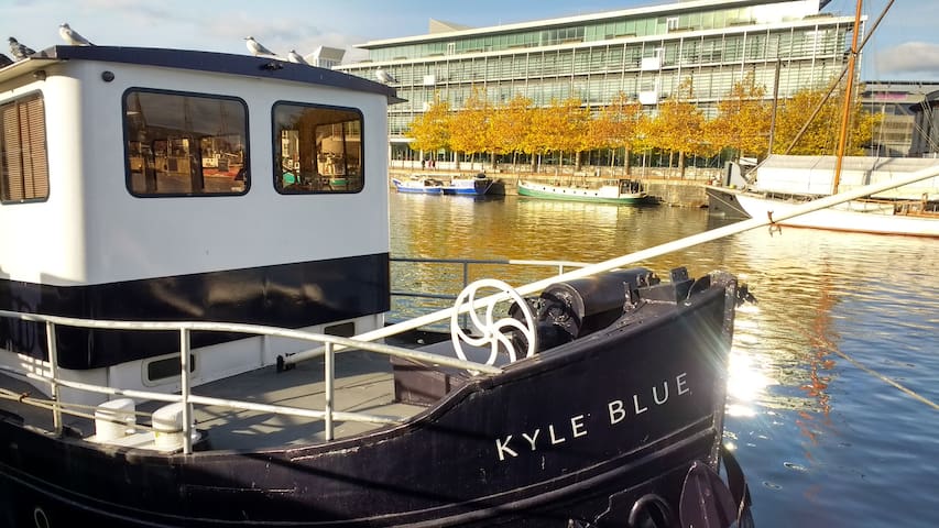 Unique spacious houseboat on Bristol Harbour