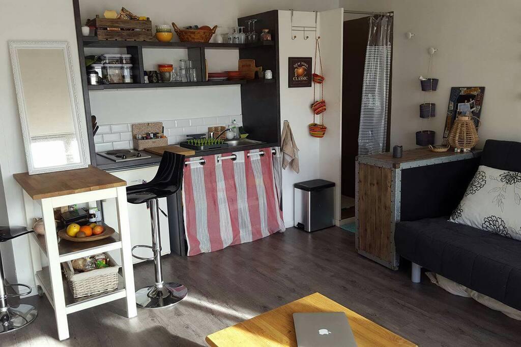 Cuisine toute équipée et coin douche juste à côté, originalité et blague de l'architecte