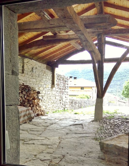 Original estructura de madera centeraria, rehabilitada.