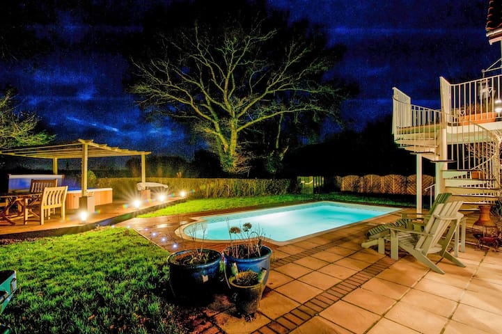 Dog friendly, country house with pool and hot tub