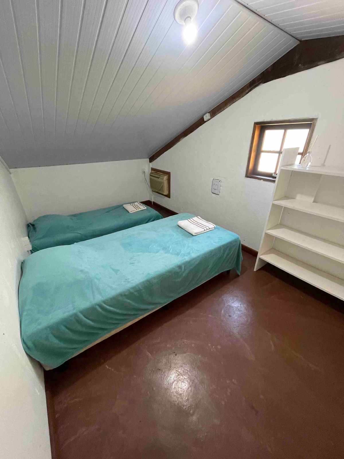 Habitación superior 2 , 2 camas individuales (se pueden montar con colchón doble) con aire acondicionado.