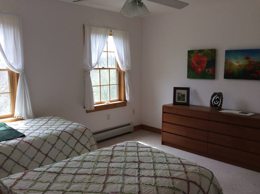 Spacious Twin / King bedroom
