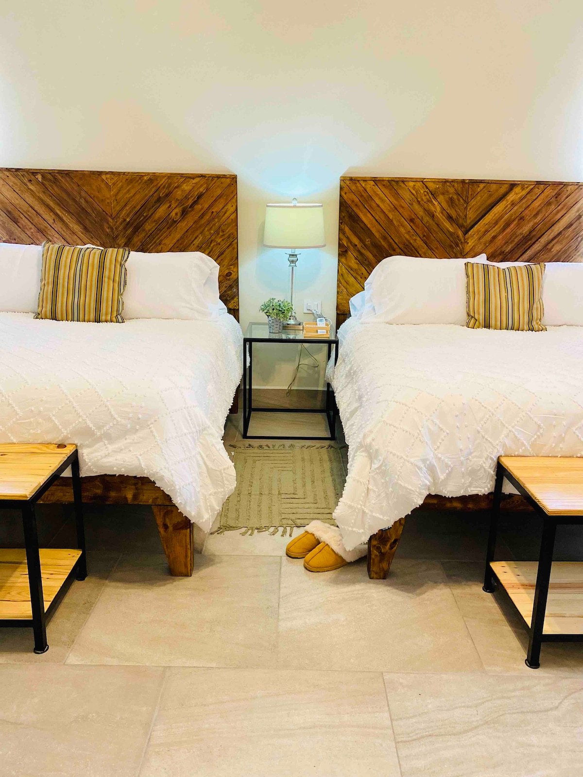 Dhomë gjumi 2 në katin e sipërm.  Dy krevate dopio "queen" me dyshekë, shtroja dhe jastëkë super të rehatshëm! 