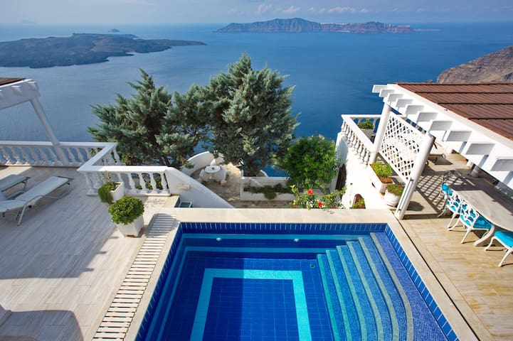 LUXURY, SECLUDED 4 BEDROOMS PRIVATE VILLA