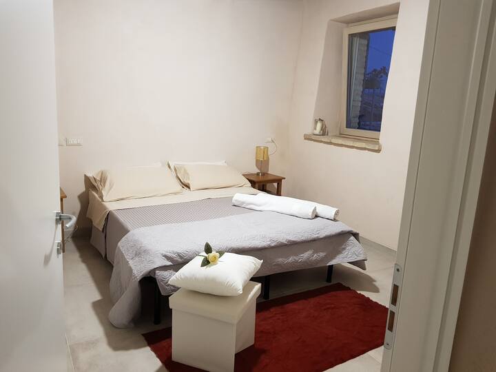 双人卧室采用现代概念，强调经过修复的农舍的结构，采用绿色建筑技术，保留其历史和自然价值，同时保证完美的卫生和清洁。