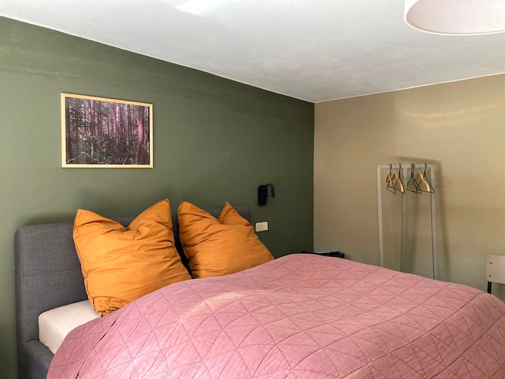 La acogedora cama matrimonial garantiza noches relajadas.