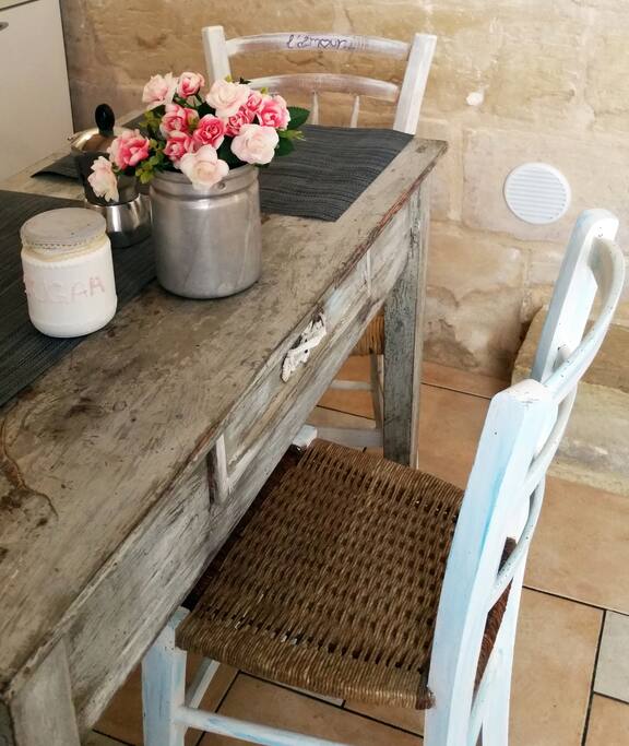 Raffinata e calda al tempo stesso, chic e romantica, ispirata al passato e influenzata dallo shabby e chic più delicato: tutto questo è la SHABBY CHIC HOUSE LECCE...Good holidays!