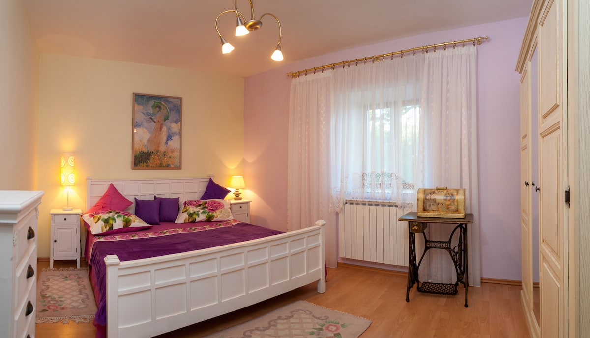 الطابق الأول/غرفة النوم 2. بسرير بمقاس كينج