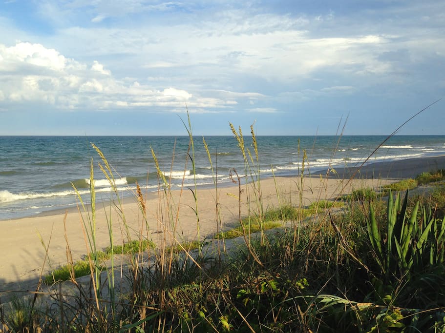 The Atlantic Ocean is only a few blocks east.