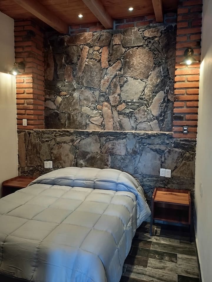 Спалня със суперголямо двойно легло 