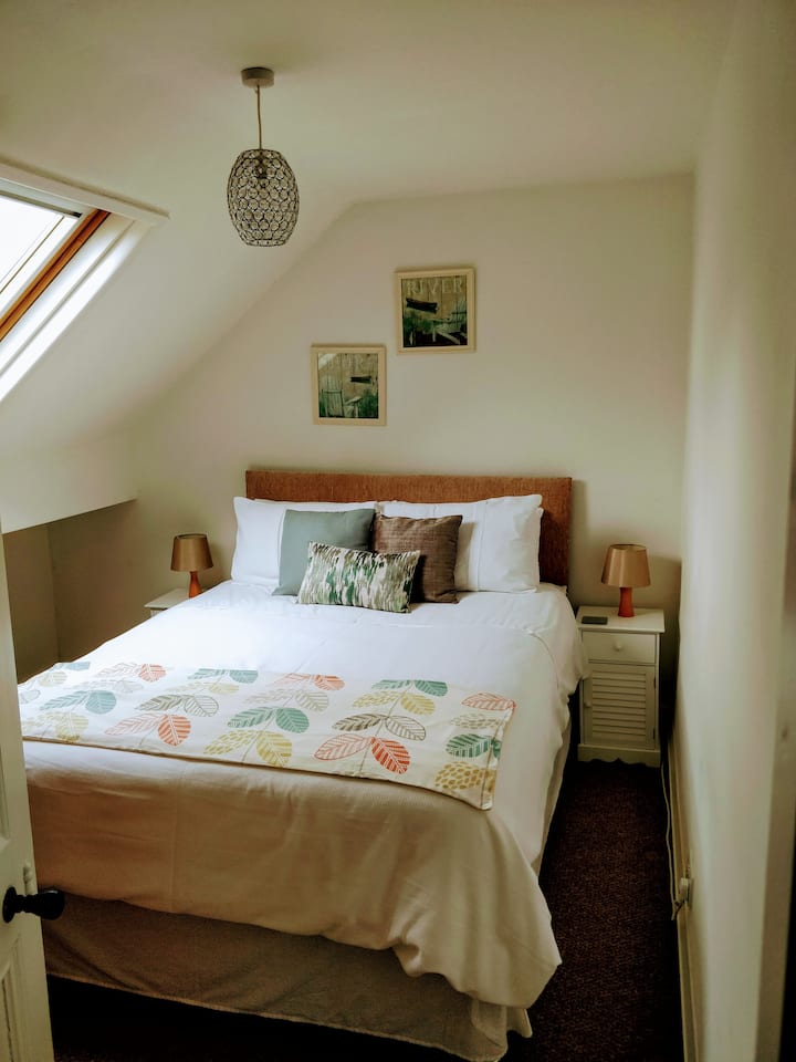 Спална соба 2 со брачен кревет (широк 180 - 2).