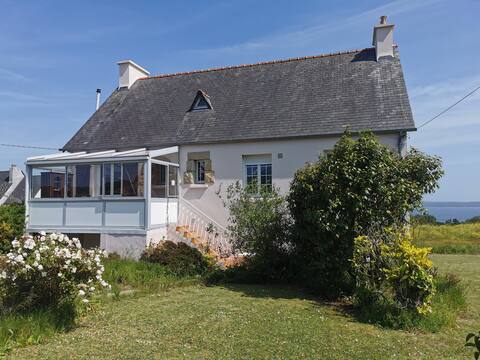 4 bedroom house, with sea view and large garden